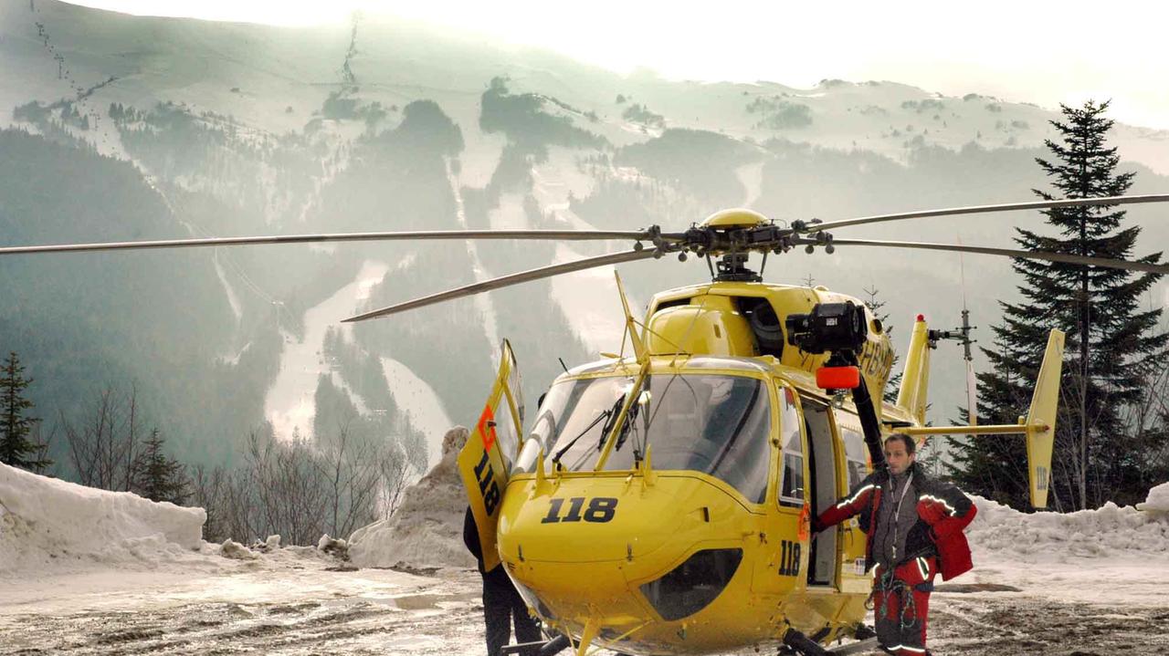 Cade sulla pista e si ferisce alle gambe: soccorso con l'elicottero