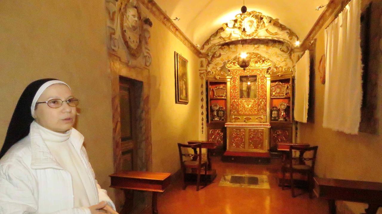La madre superiora Anna Ferro dentro il monastero di San Vincenzo (foto Batavia)
