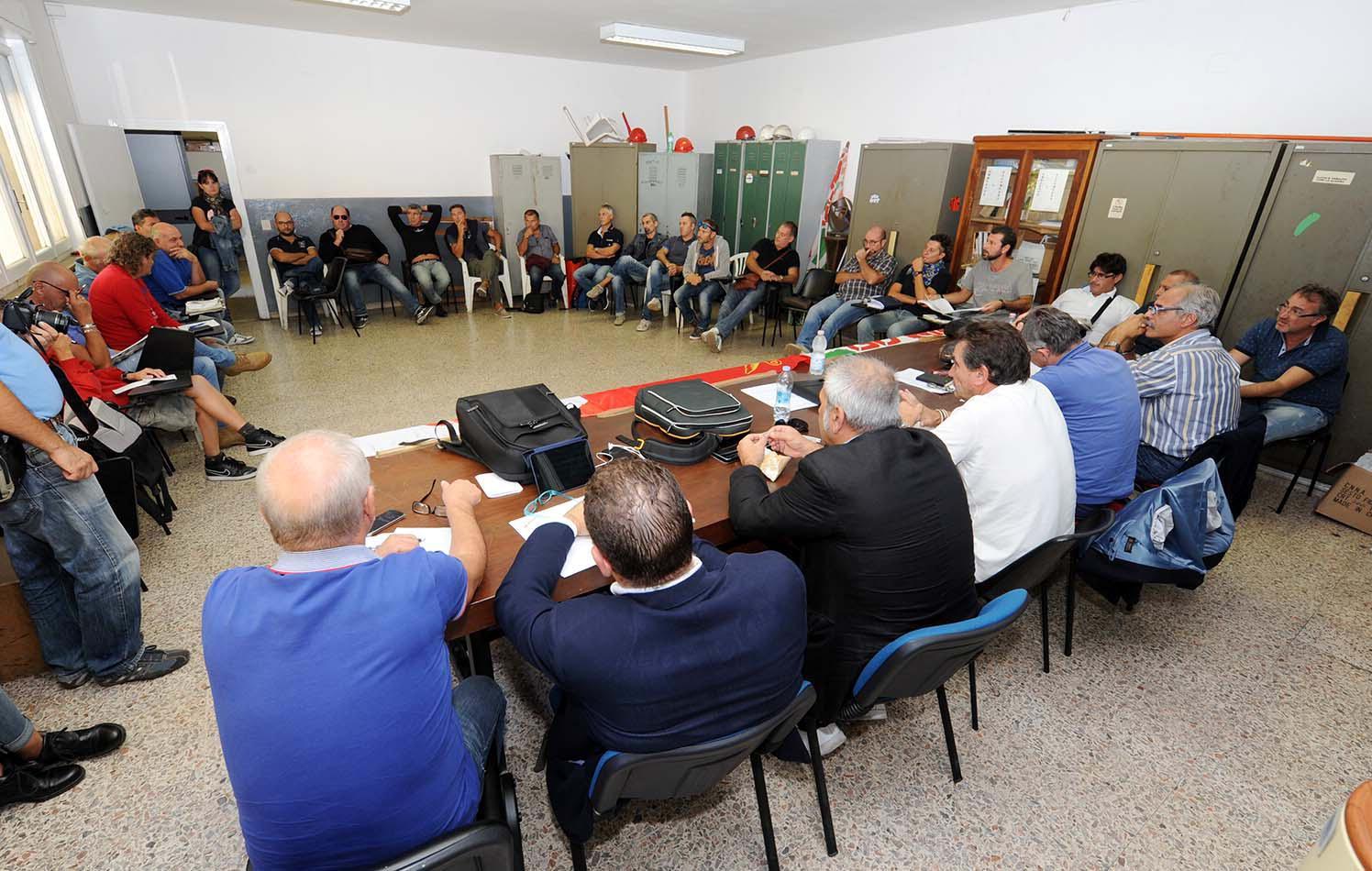 Una riunione del consiglio di fabbrica (foto Paolo Barlettani)