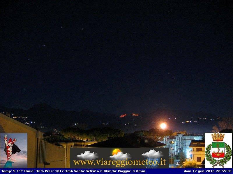 L'incendio visto dalla costa versiliese