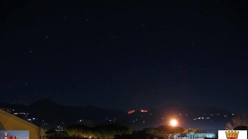 L'incendio visto dalla costa versiliese
