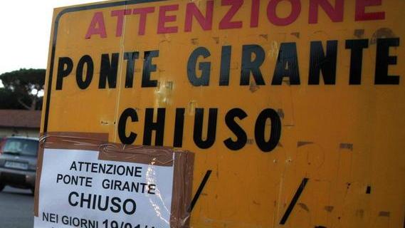 Il cartello che annuncia la chiusura del ponte girante