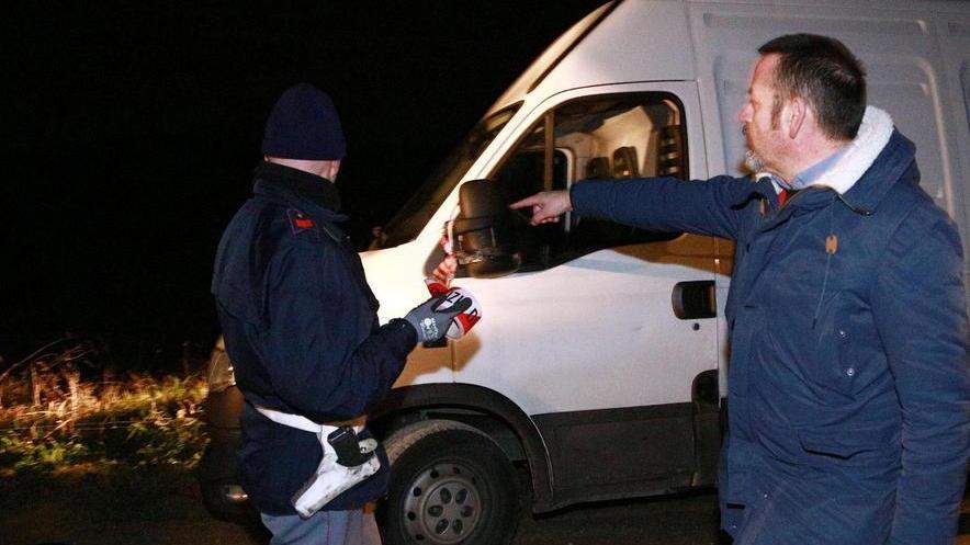 Caccia alle auto dei banditi