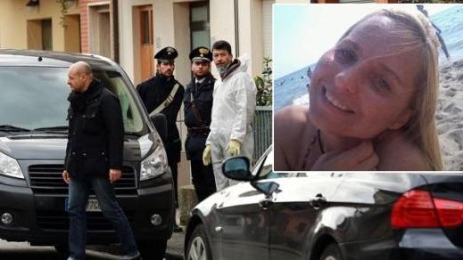 Tornano i carabinieri nella casa dove è stata trovata la donna morta