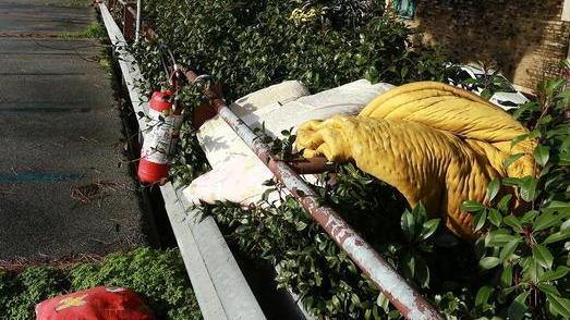 Un quartiere “fantasma” covo di spacciatori e abusivi
