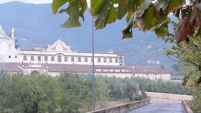 Auto multate alla Certosa «Intralciavano il bus»
