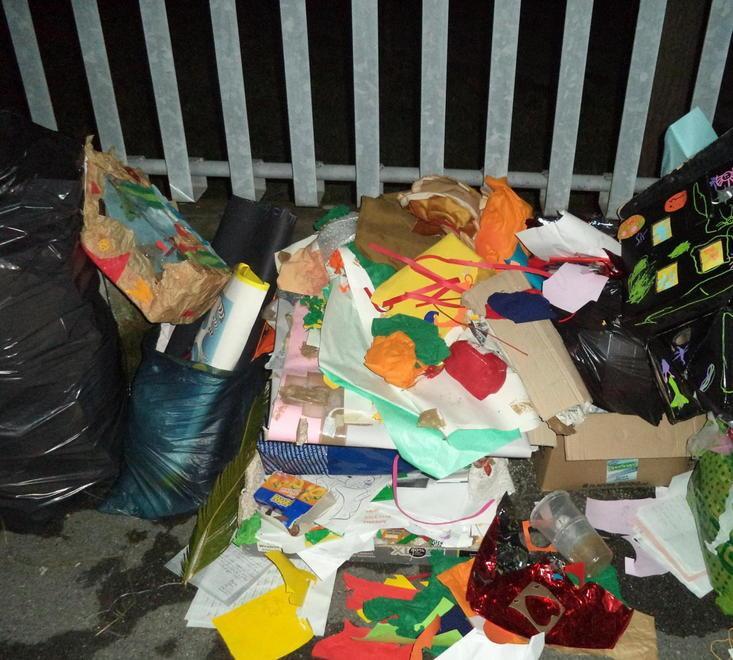 Santini: i lavori dei bimbi nella spazzatura