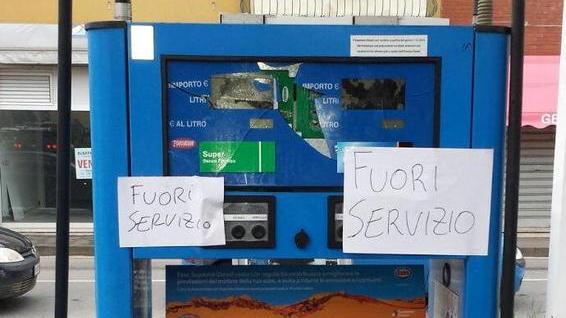 Sbaglia pompa, distrugge il distributore