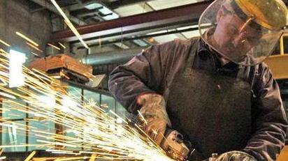 L’industria torna a crescere l’occupazione assai meno