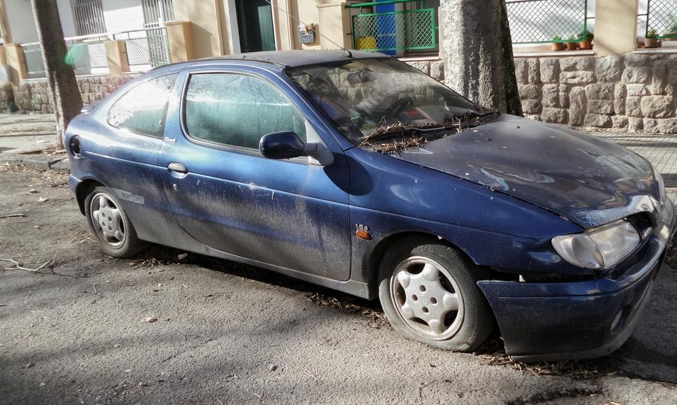 Auto abbandonata in via Veronese