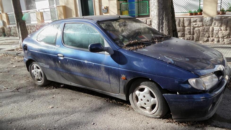 Auto abbandonata in via Veronese