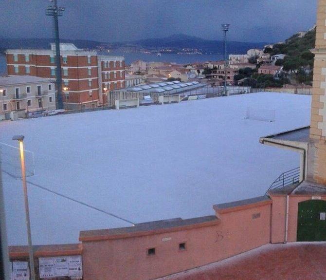 Campo innevato prima della partita