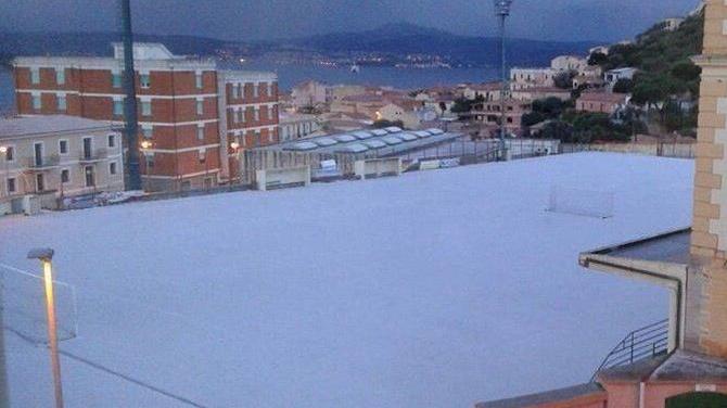 Campo innevato prima della partita