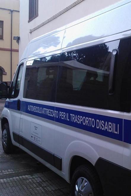 Nuovo minibus per trasporto disabili