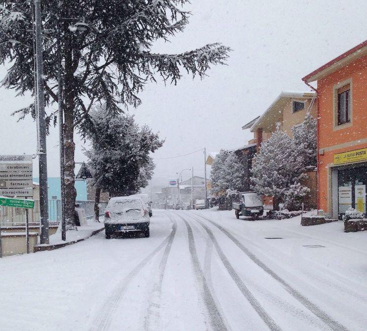 Prima neve di stagione, scuole chiuse in tre paesi 
