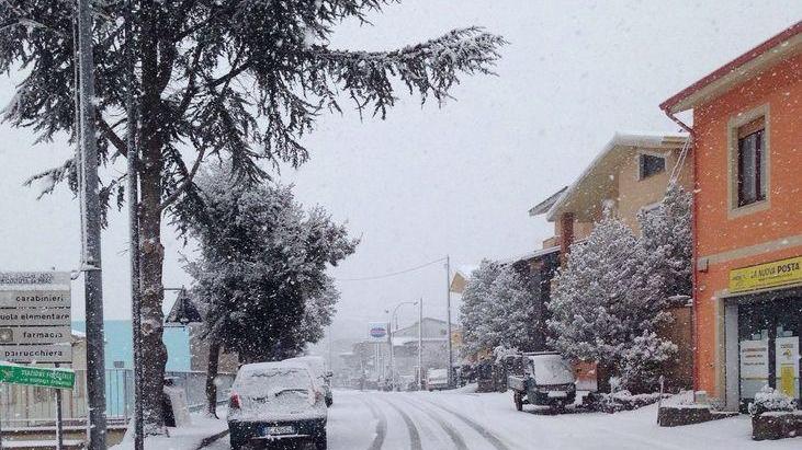 Prima neve di stagione, scuole chiuse in tre paesi 