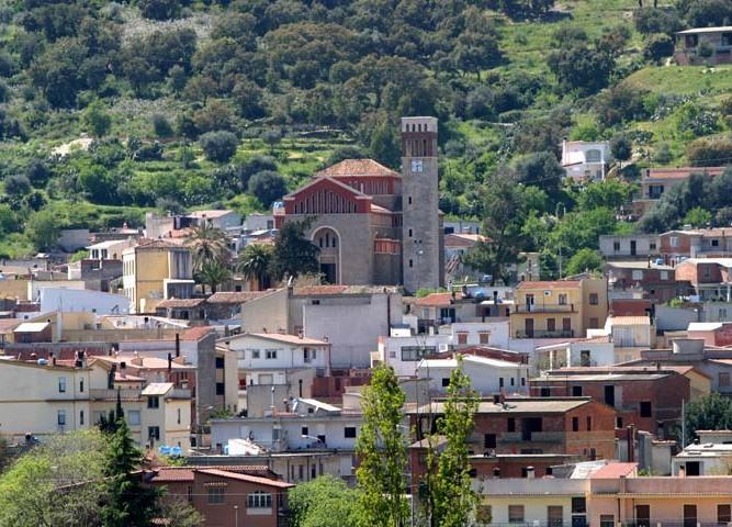 Un magazzino e un garage distrutti da un incendio