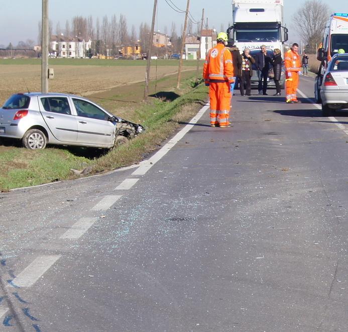 Scontro, tre feriti e statale chiusa a Mirandola