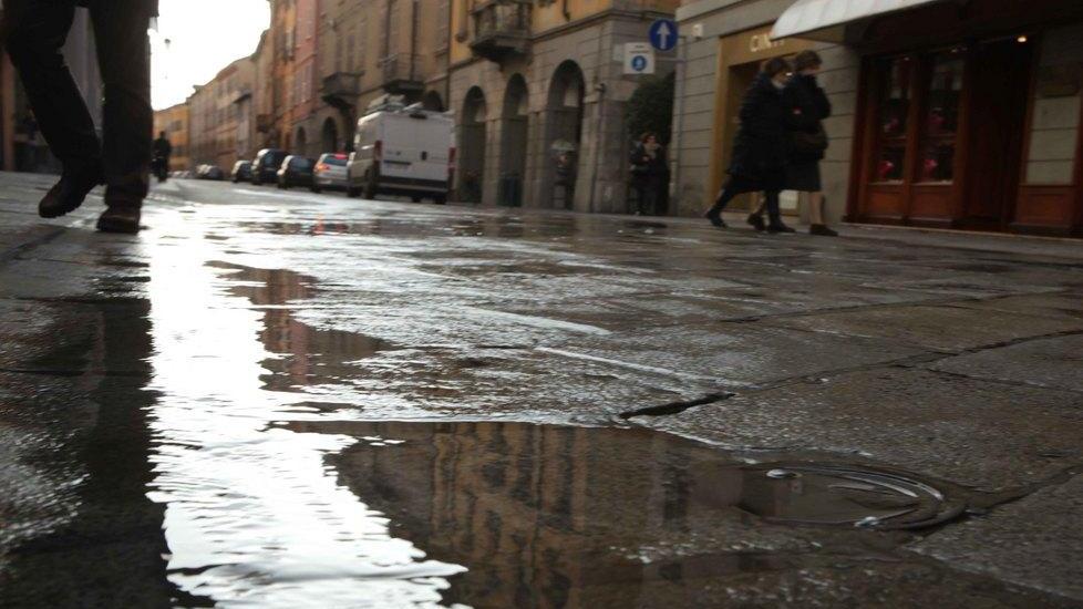 Esce acqua da un tombino e in via Emilia si forma un lago