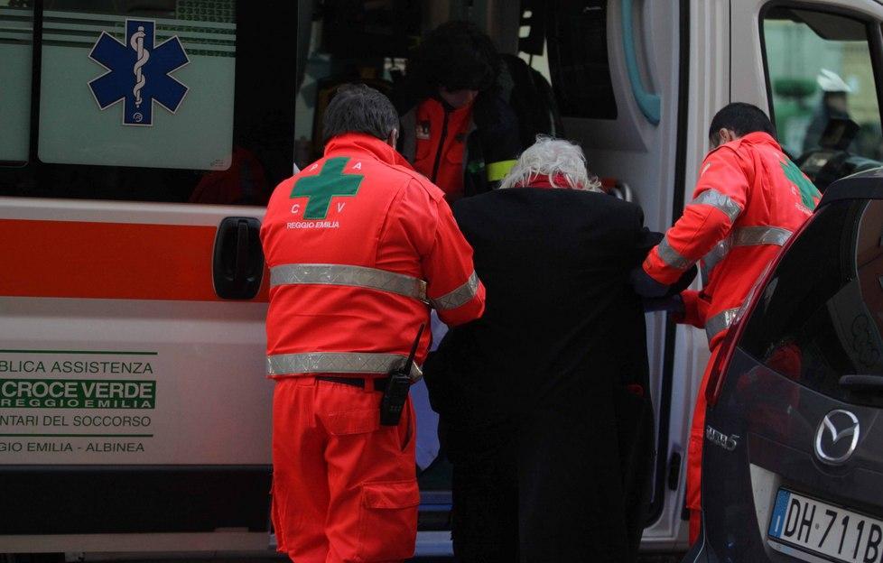 Si lanciano le seggiole, ferito un passante 