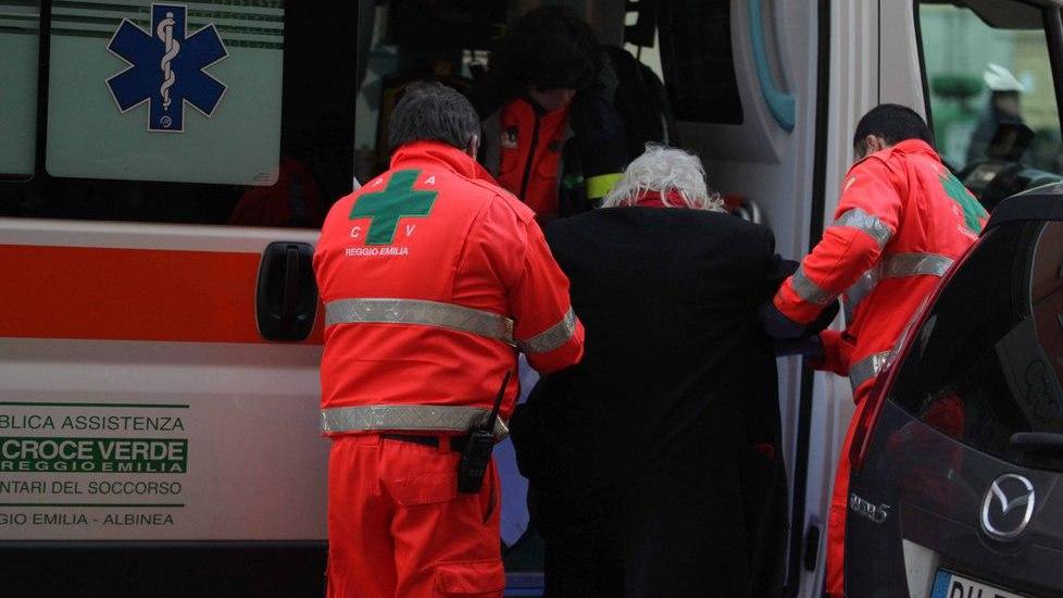 Si lanciano le seggiole, ferito un passante