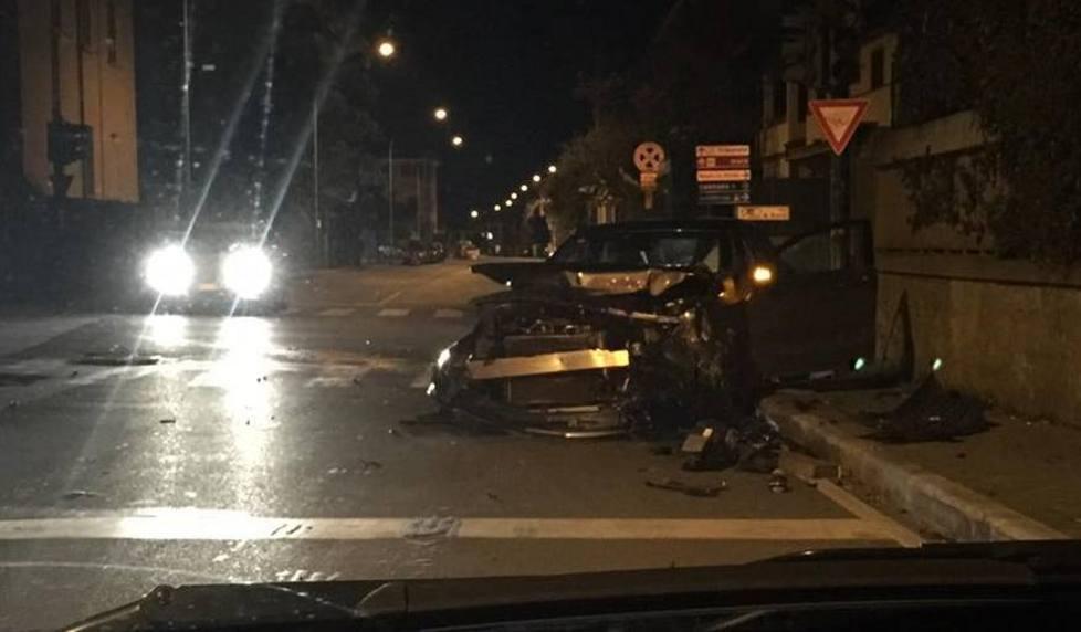 Pauroso scontro tra auto. Terrore ma nessun ferito 