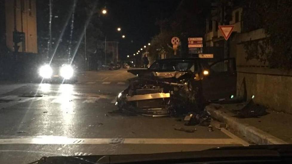 Pauroso scontro tra auto. Terrore ma nessun ferito