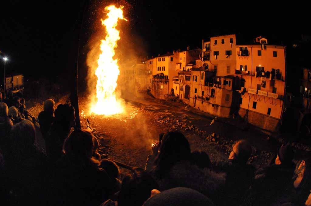 Lo spettacolo offerto dai fuochisti di San Nicolò (foto Cuffaro)