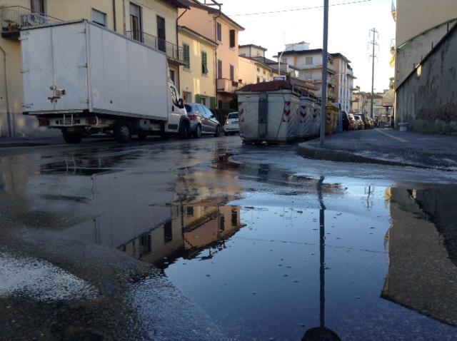 Perdita d'acqua inb via del Castagno (foto batavia)