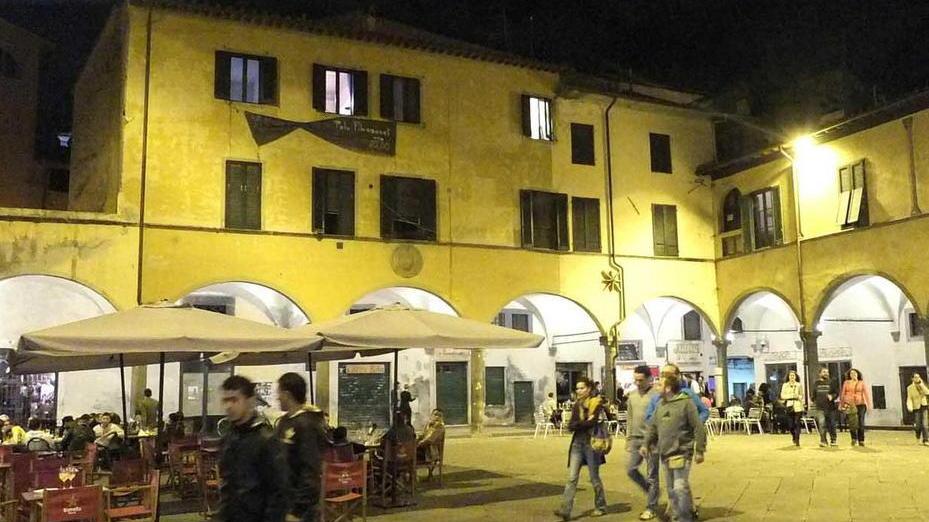 Vettovaglie, ore 4: caos in piazza