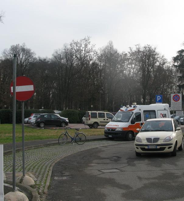 Eliporto come parcheggio: «Si rischia l’incidente al Pronto Soccorso di Carpi» 