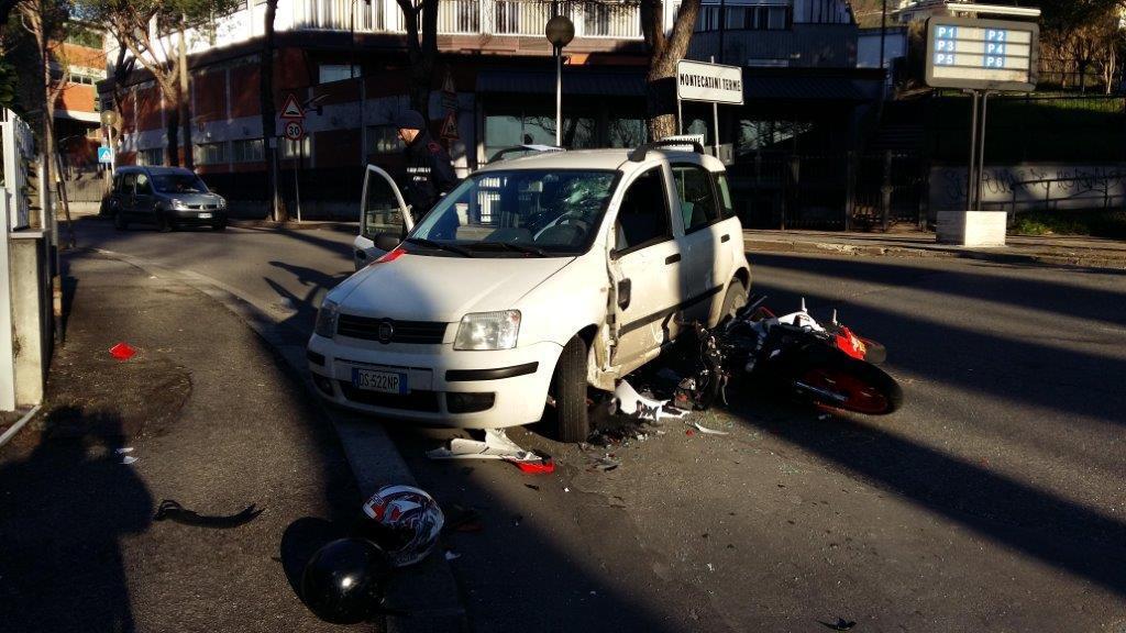 Un'immagine dell'incidente all'incrocio con viale Marconi