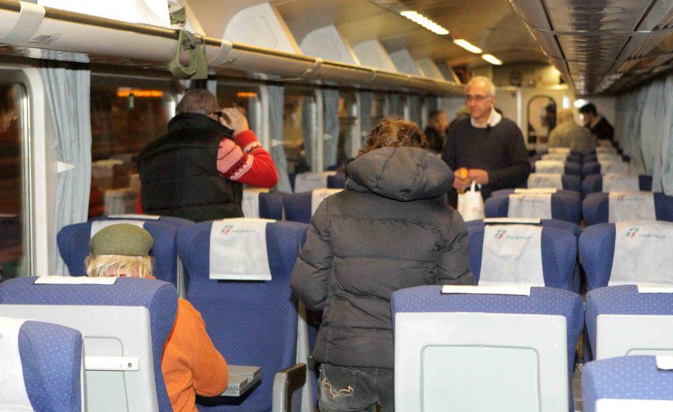 Treno si guasta, fermi quattro ore al buio 