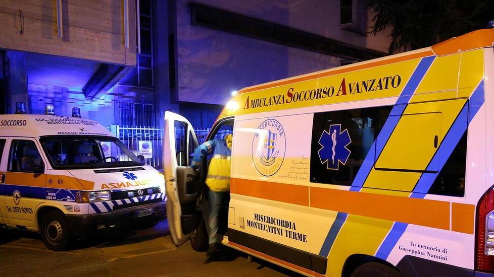 L'intervento dei mezzi di soccorso della Misericordia in via Manin (Foto Nucci)