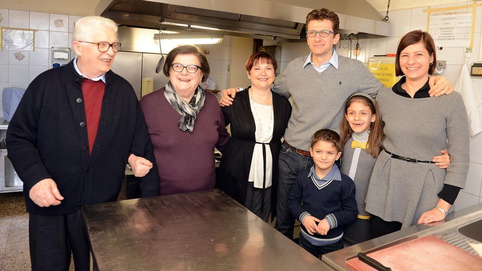 Storico cambio all'osteria Rubbiara: Italo ha ceduto al figlio 
