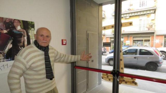 Un responsabile mostra la porta forzata (foto Batavia)