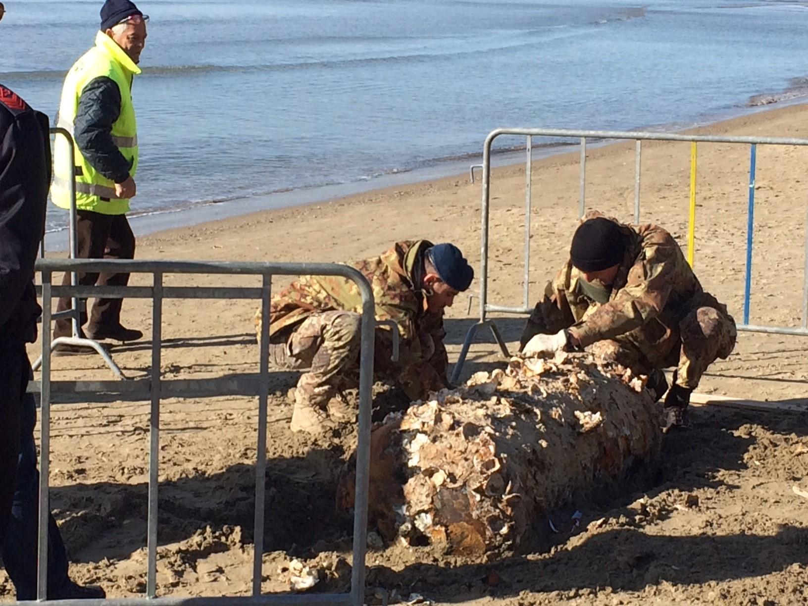 Gli artificieri della Marina Militare di La Spezia sulla spiaggia di Scarlino, fra la colonia del Cif e la Polveriera (foto Giorgio) 
