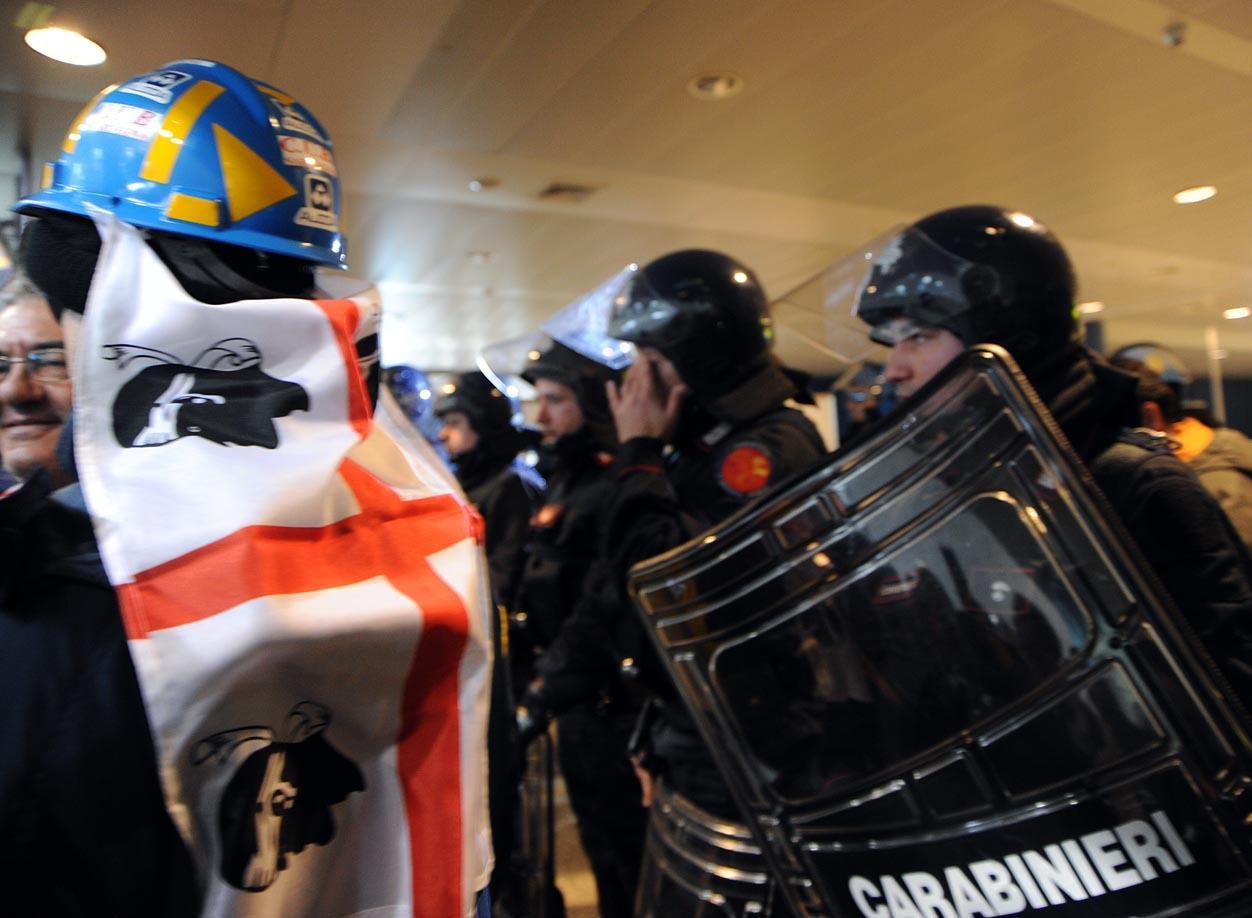 Una manifestazione degli operai Alcoa all'aeroporto di Elmas (foto archivio)