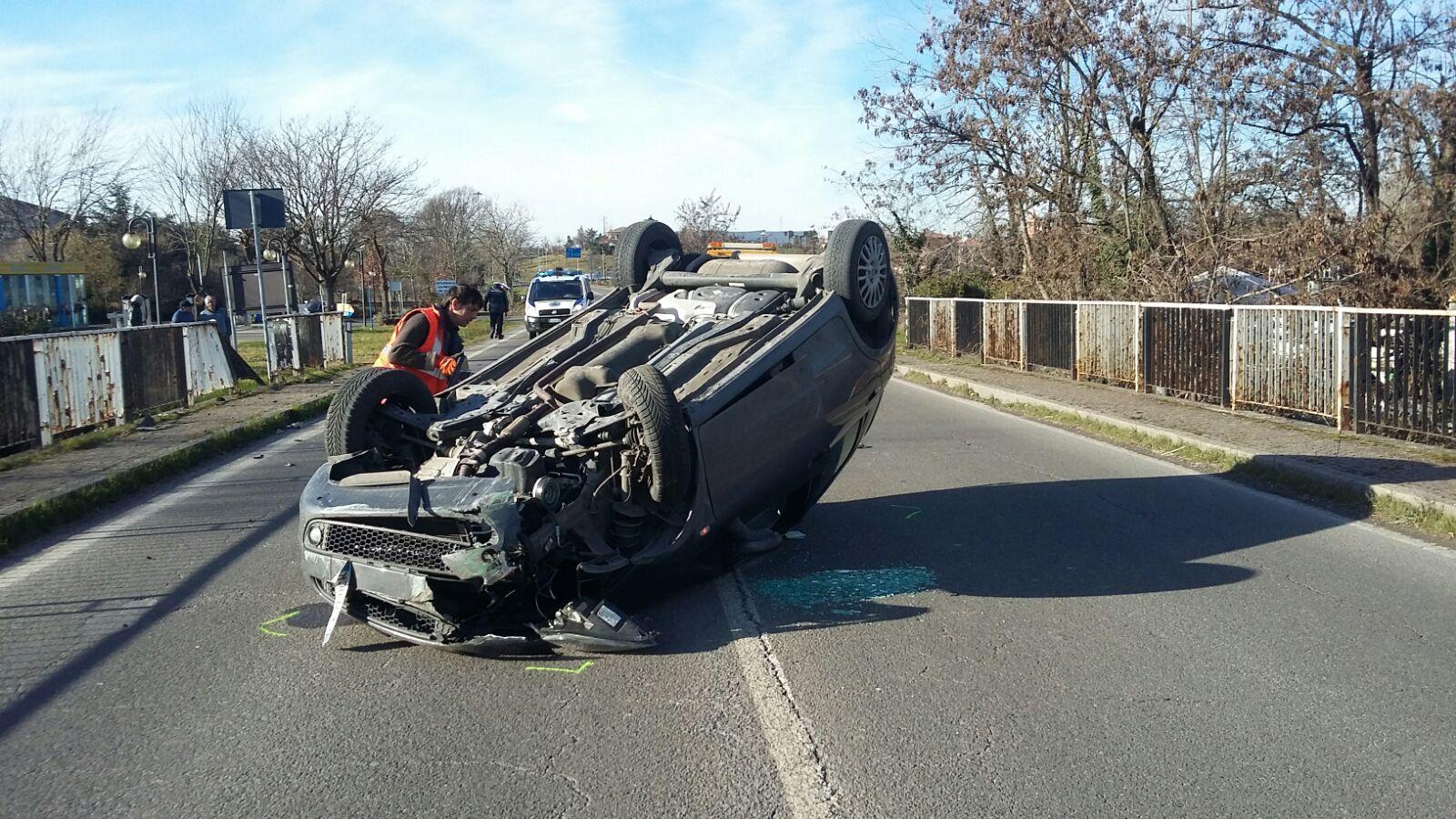 Si capovolge con l'auto sul ponte della Pedemontana