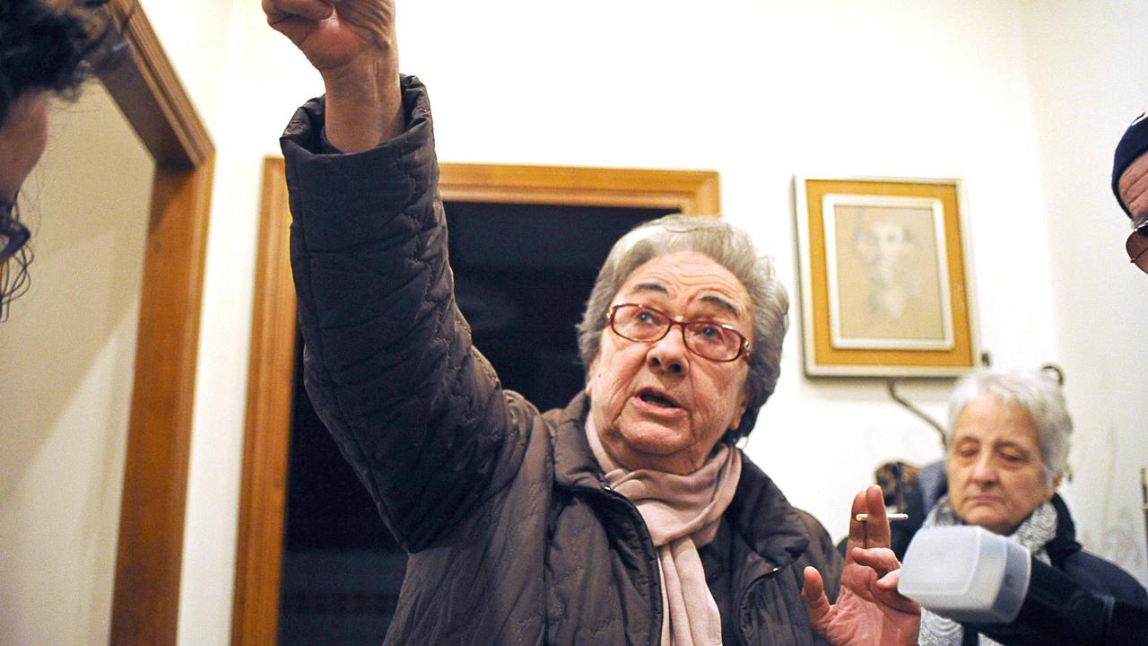 Anziana rapinata all'ora di cena: "Mi hanno puntato il coltello alla gola"