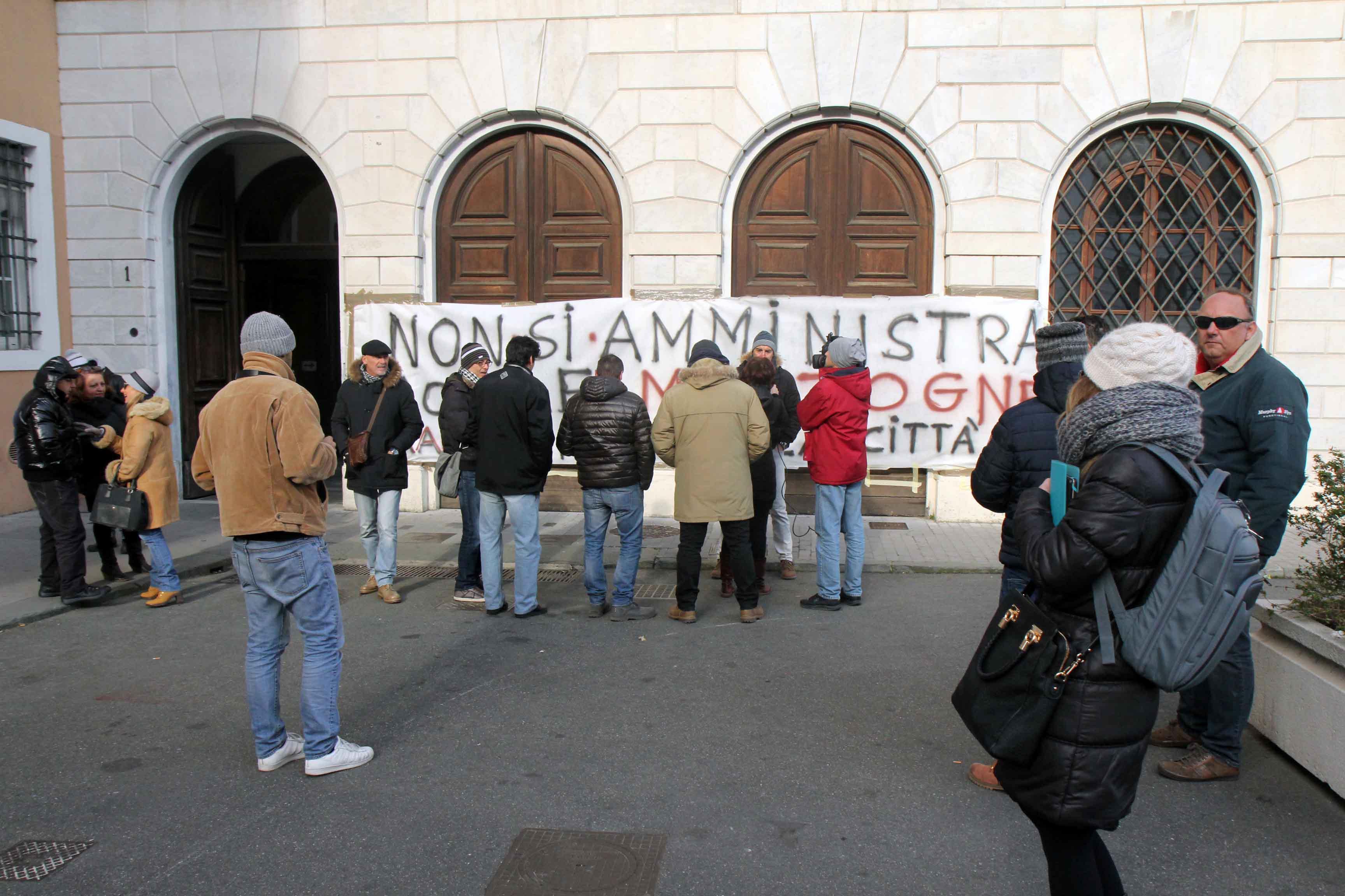 Uno degli striscioni affissi davanti al municipio dai lavoratori dell'Aamps