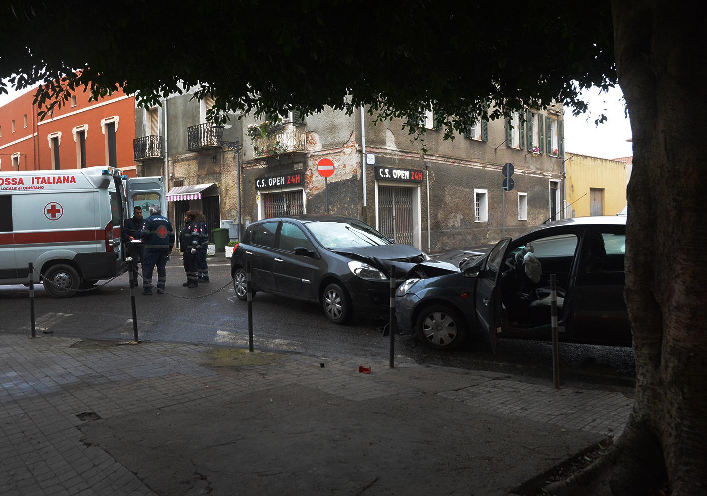 Le due auto coinvolte nell'incidente in piazza Manno (foto F.G. Pinna)