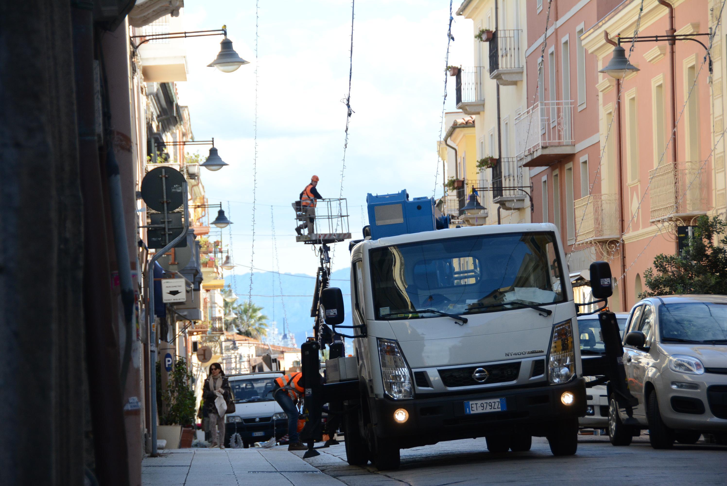 Gli operai della Gemmo al lavoro per smontare le luminarie del Corso