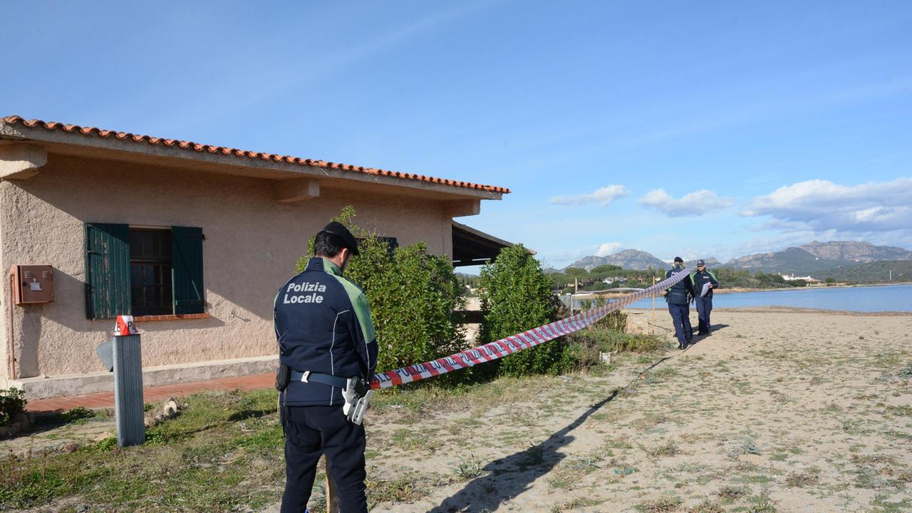 La polizia locale mette i sigilli al vecchio hotel Baia del sole