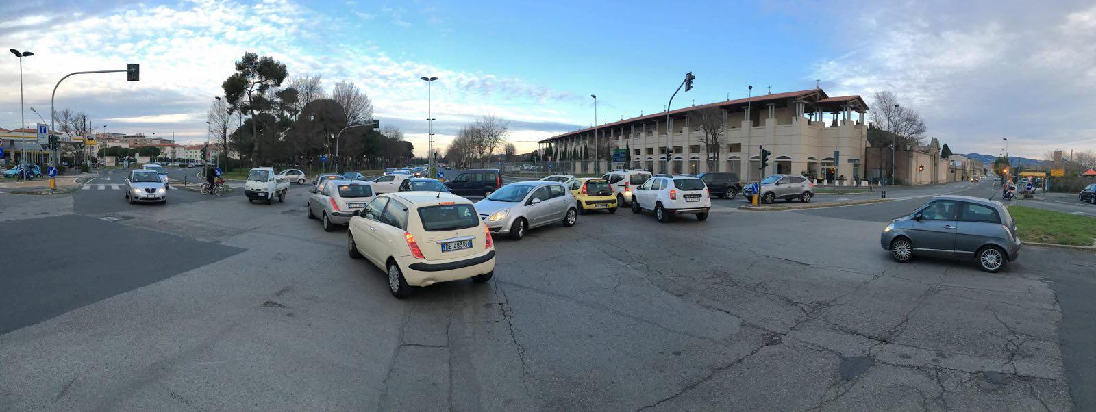 Il traffico congestionato all'incrocio dei cimiteri