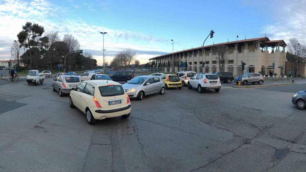 Il traffico congestionato all'incrocio dei cimiteri