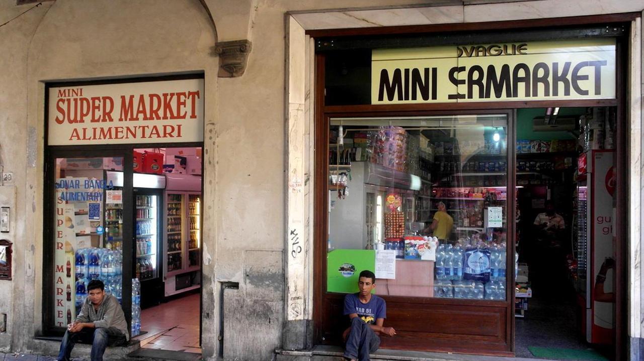 Due minimarket in un centro storico (foto d'archivio)