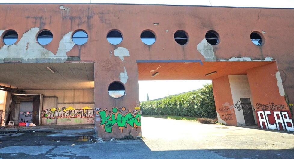 L’edificio dell’ex Macello. La finestra dell’ufficio incendiato è la seconda da destra (foto Lorenzo Gori)