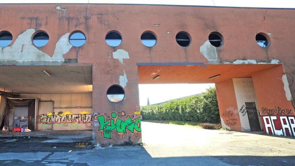 L’edificio dell’ex Macello. La finestra dell’ufficio incendiato è la seconda da destra (foto Lorenzo Gori)