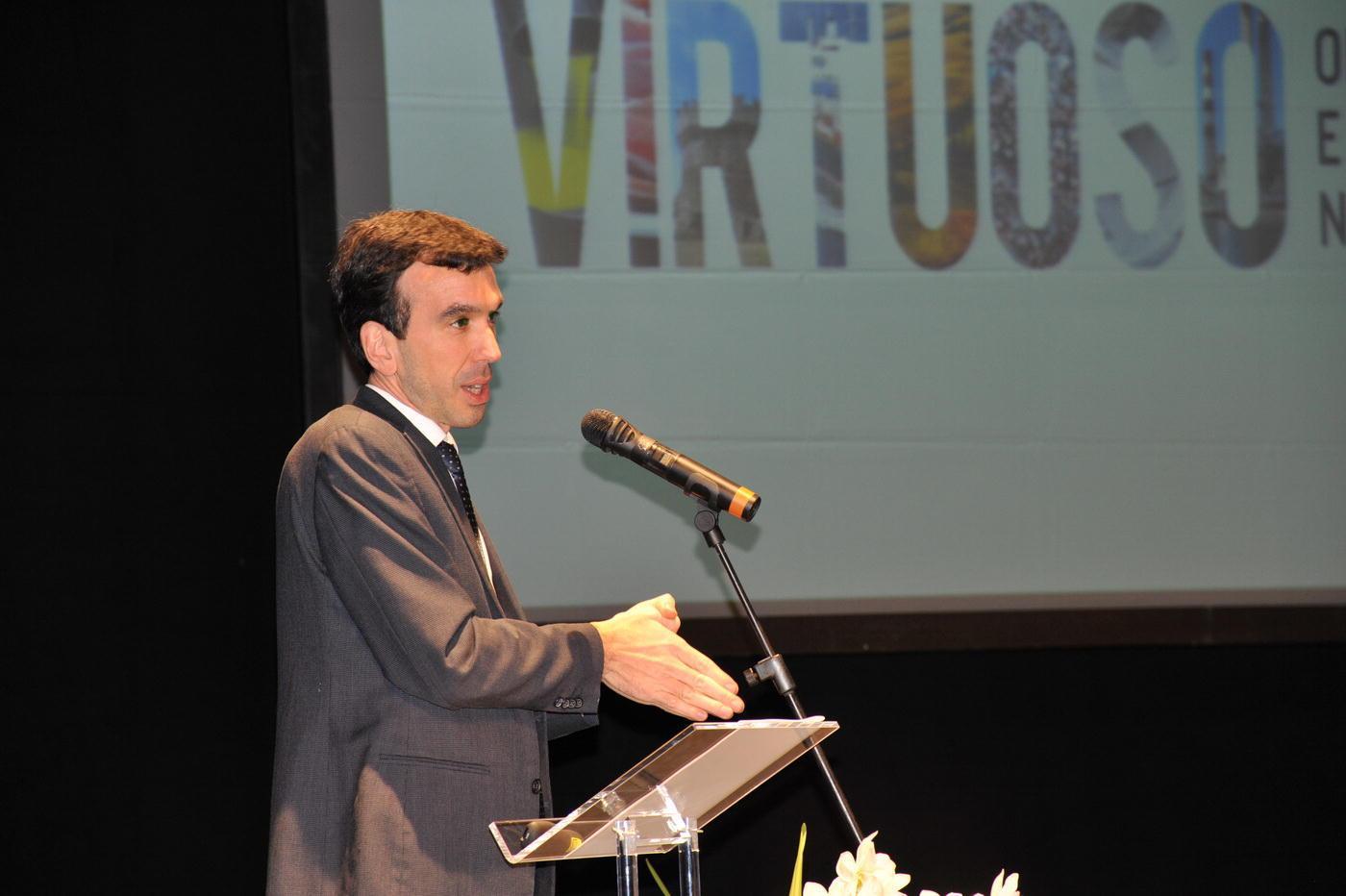 Il ministro Martina durante il suo intervento (foto Michele Nannini)